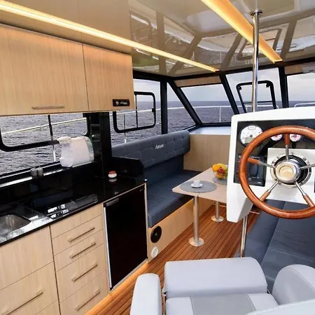 Jacht Motorowy Futura 40 Fly Grand Horizon Bådhotel *